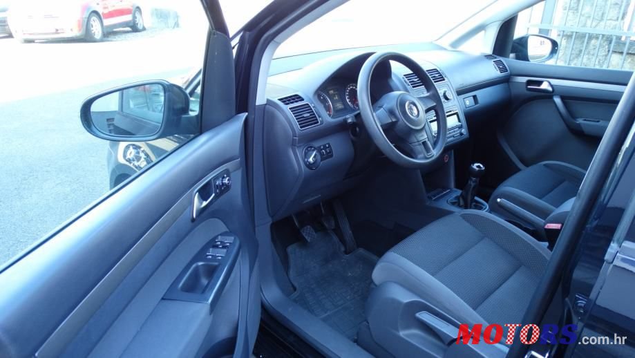 2011' Volkswagen Touran 1,6 Tdi photo #3
