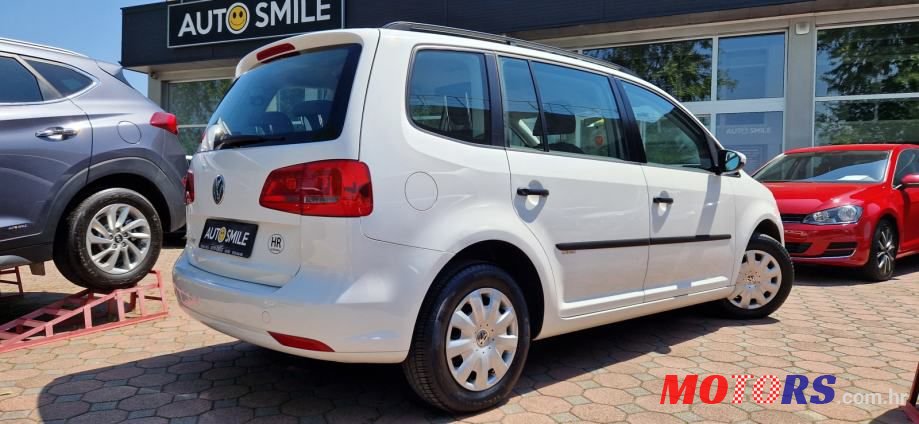 2011' Volkswagen Touran photo #5