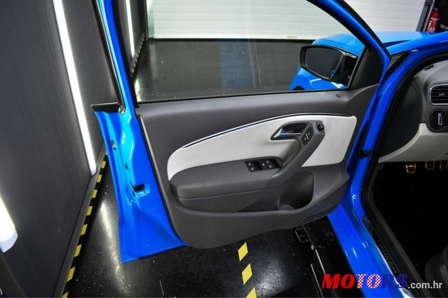 2014' Volkswagen Polo photo #5