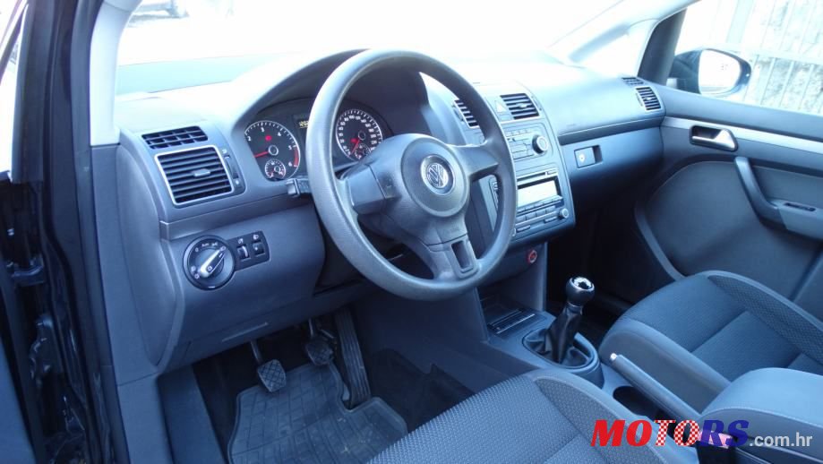 2011' Volkswagen Touran 1,6 Tdi photo #4