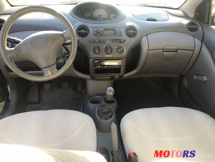 2001' Toyota Yaris 1,0 Vvt-I photo #3