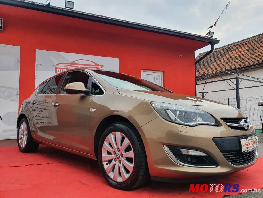 2013' Opel Astra photo #1