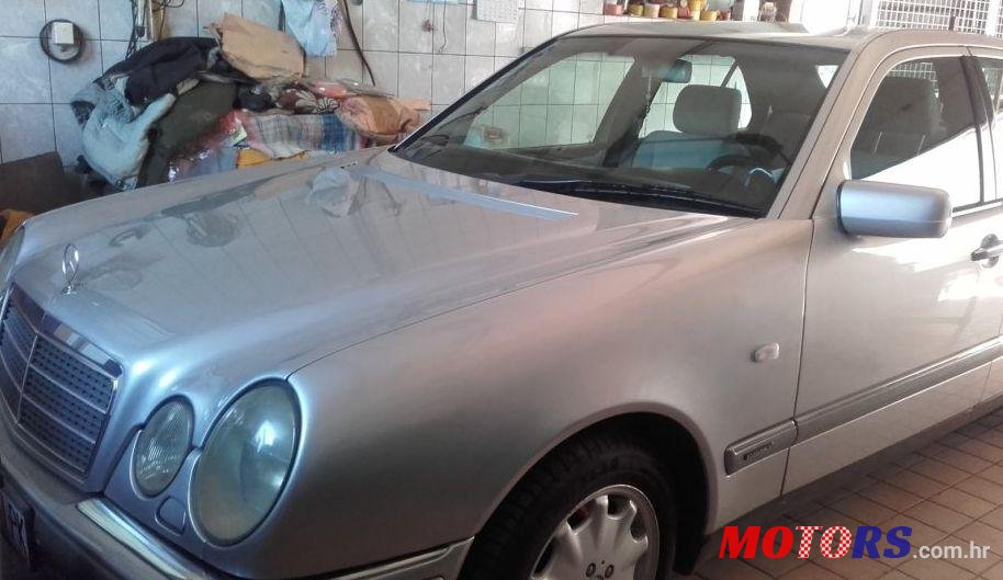 1998' Mercedes-Benz E-Class 300 Td photo #1