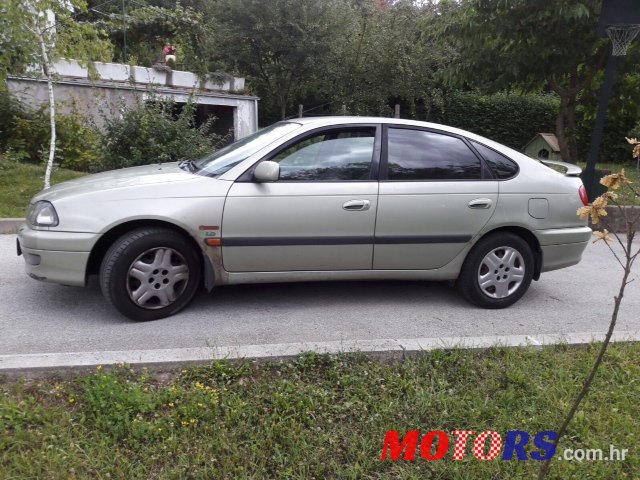 1999' Toyota Avensis photo #1