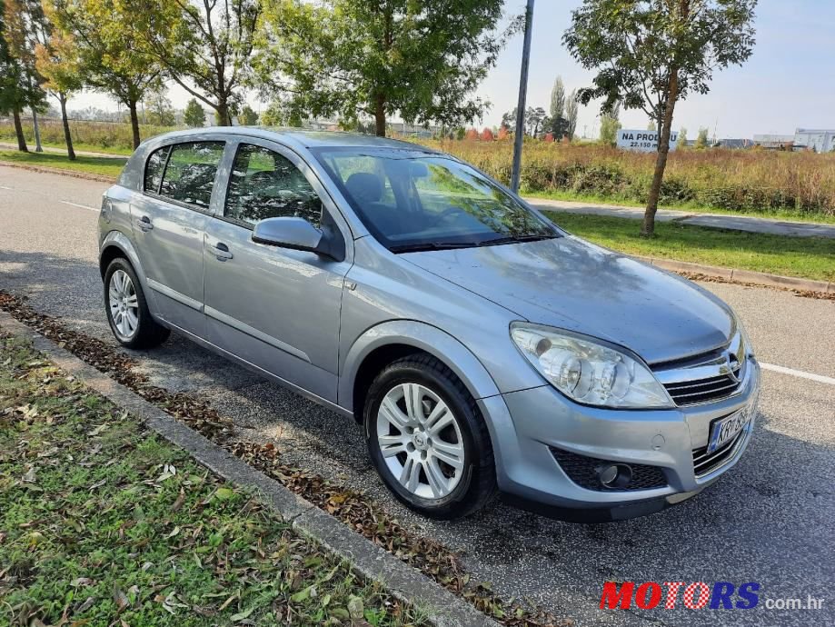 2008' Opel Astra photo #1