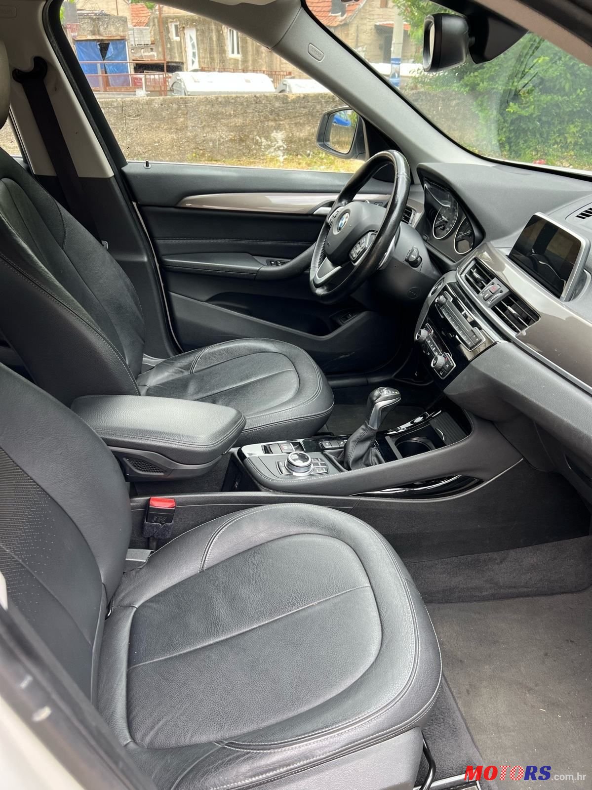 2017' BMW X1 18D photo #6