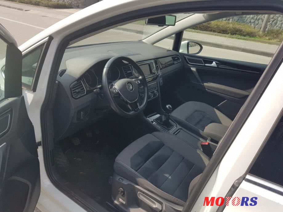 2015' Volkswagen Golf Sportsvan photo #2