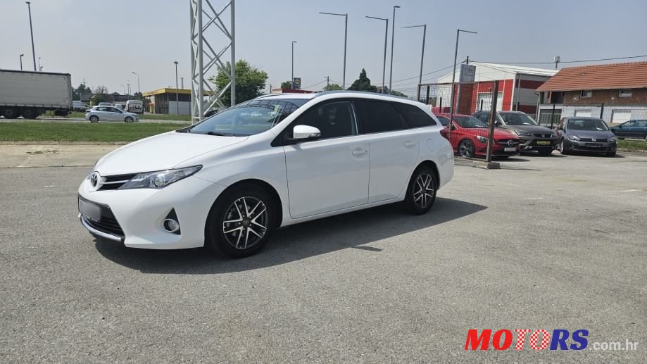 2015' Toyota Auris Karavan photo #3