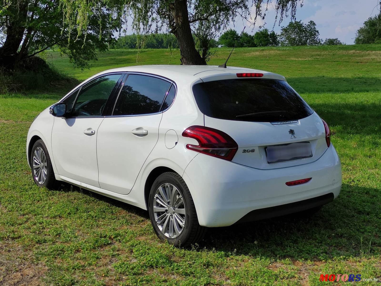 2015' Peugeot 208 1.2 Puretech 110 Allure photo #3