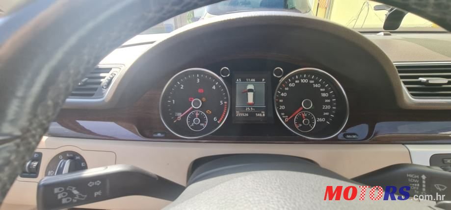 2011' Volkswagen Passat Variant photo #2