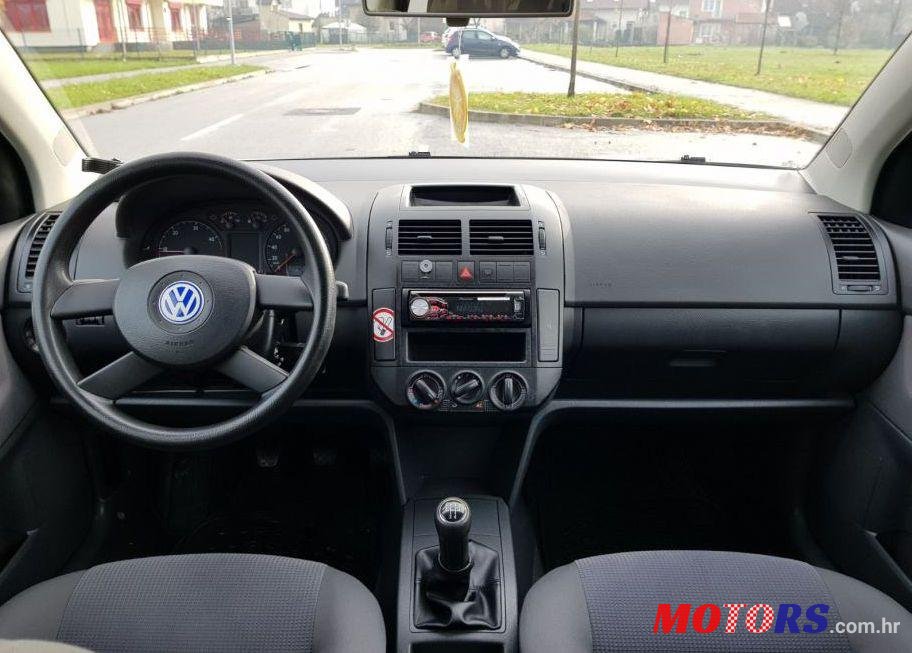 2002' Volkswagen Polo photo #3
