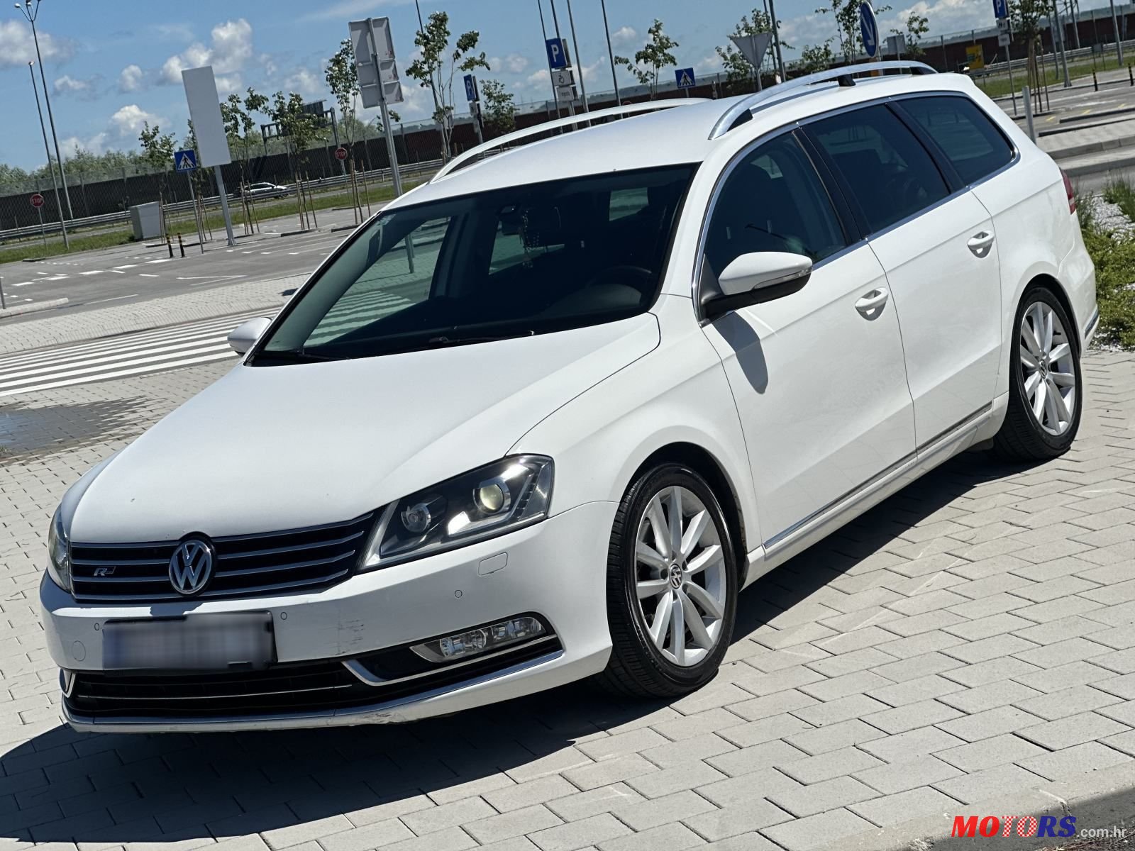 2011' Volkswagen Passat Variant photo #1