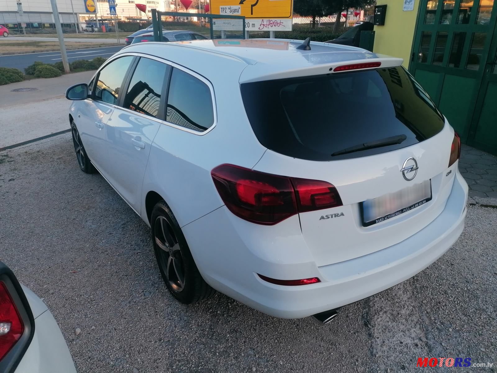 2011' Opel Astra Karavan photo #5