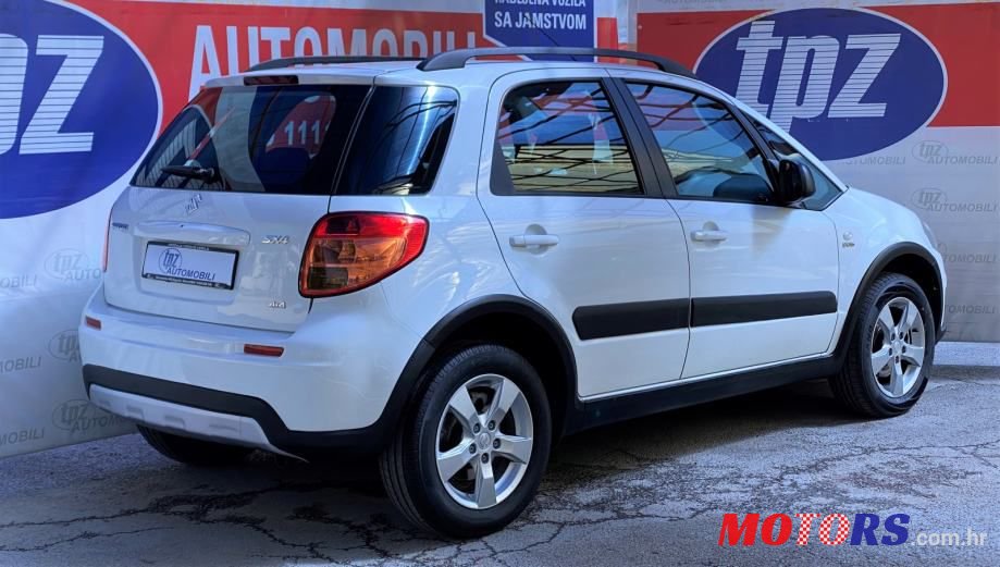 2011' Suzuki SX4 photo #5