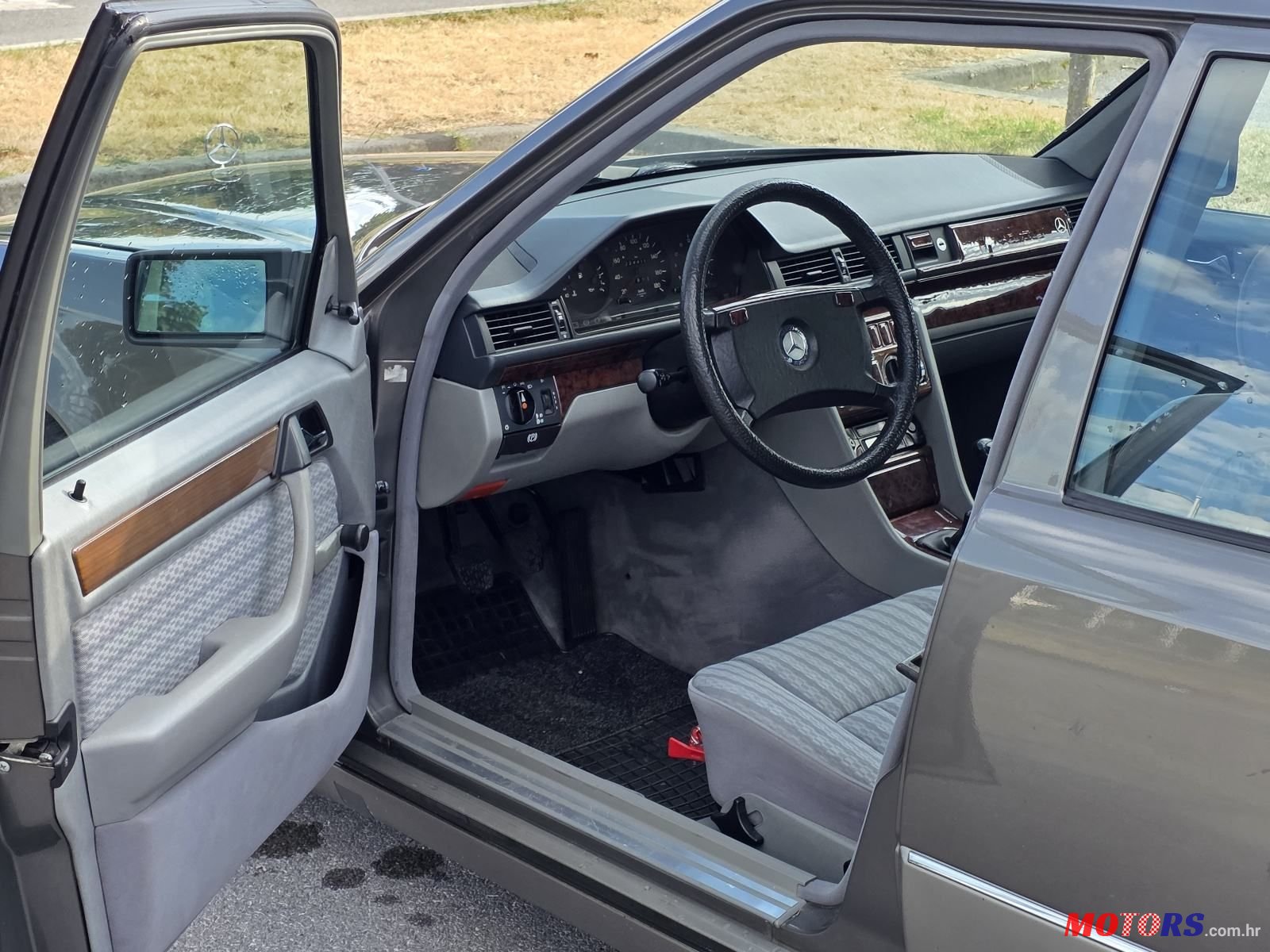 1989' Mercedes-Benz 124 200D photo #6