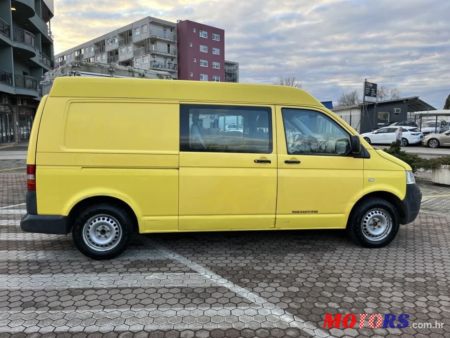 2008' Volkswagen Transporter Kombi photo #4