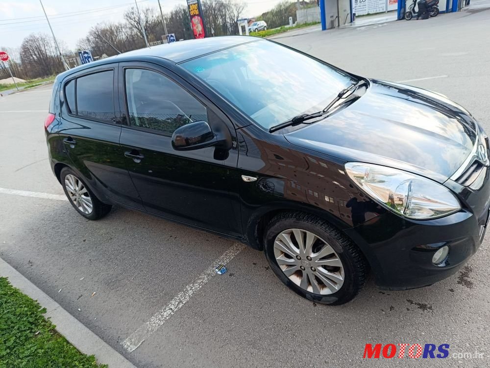 2009' Hyundai i20 1.6 Crdi photo #3