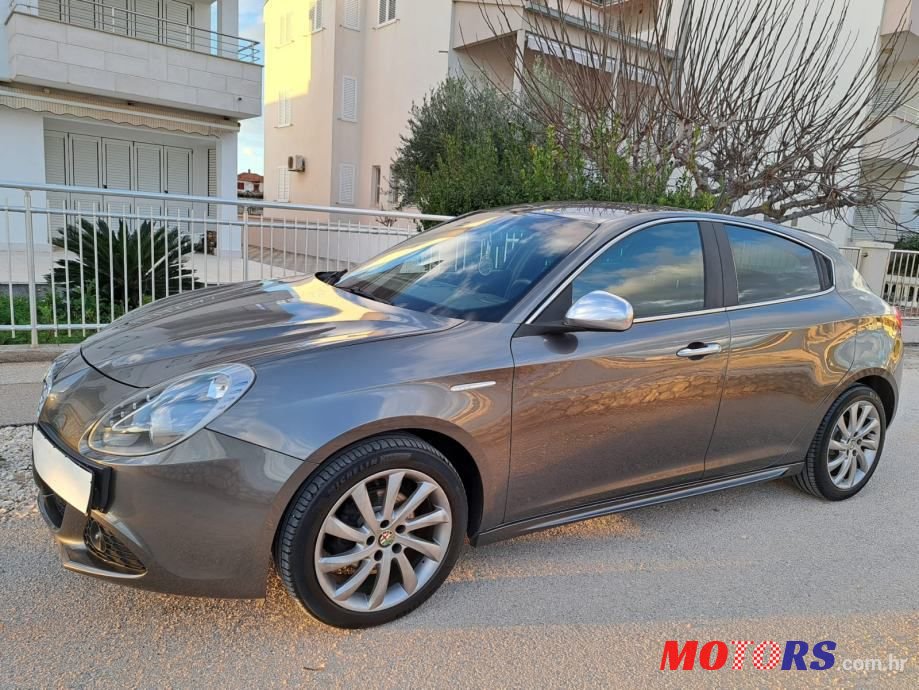 2013' Alfa Romeo Giulietta photo #3