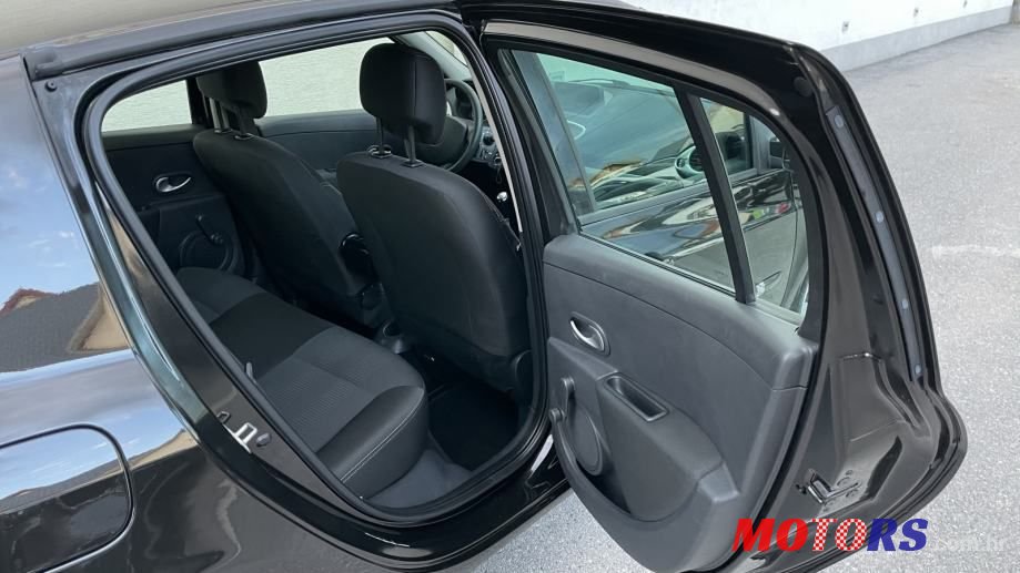 2011' Renault Clio photo #3