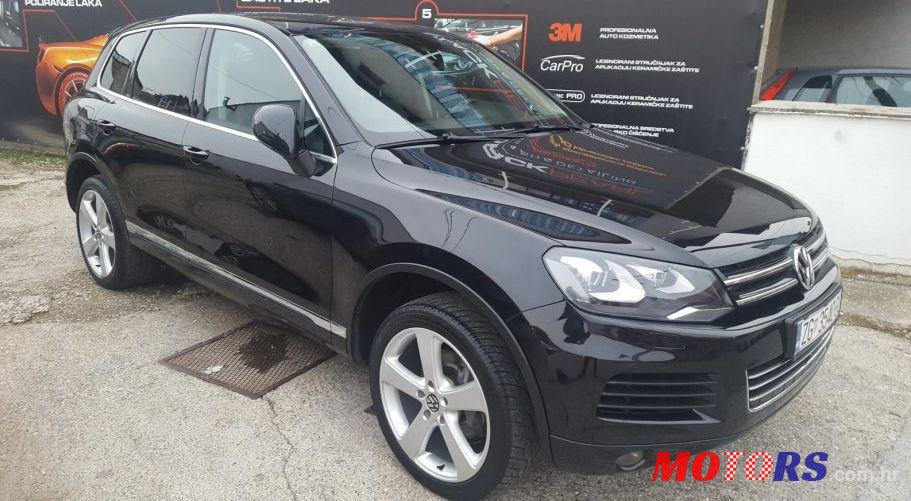 2011' Volkswagen Touareg photo #1