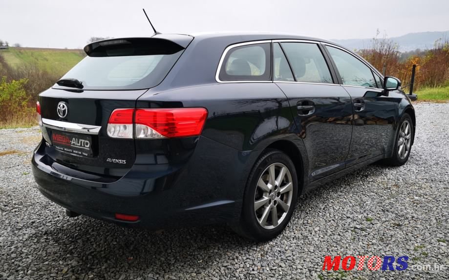 2012' Toyota Avensis Wagon photo #2