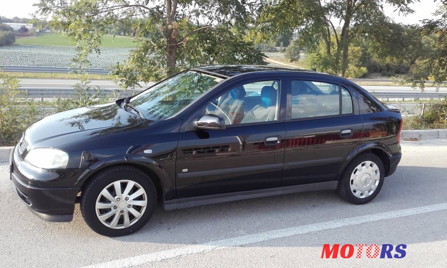 2006' Opel Astra photo #1