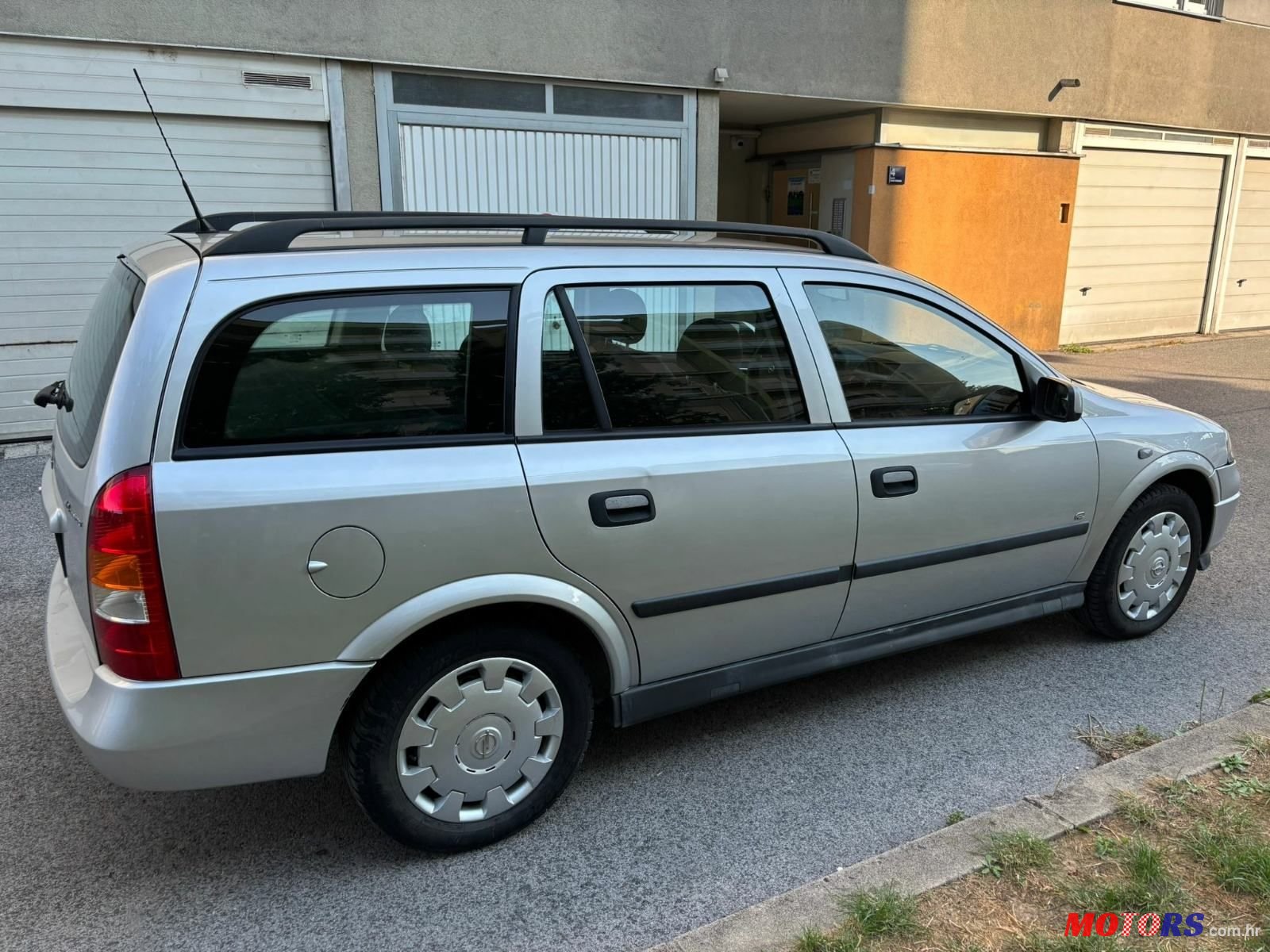 2009' Opel Astra Karavan photo #4