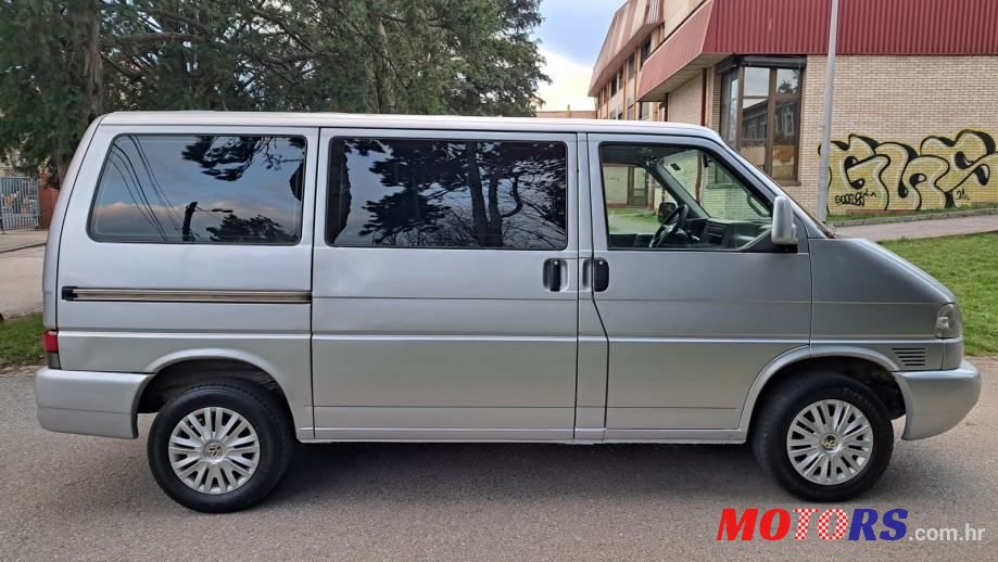 2002' Volkswagen Transporter Kombi photo #4