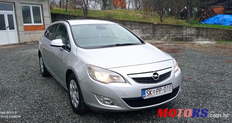2011' Opel Astra Karavan photo #4