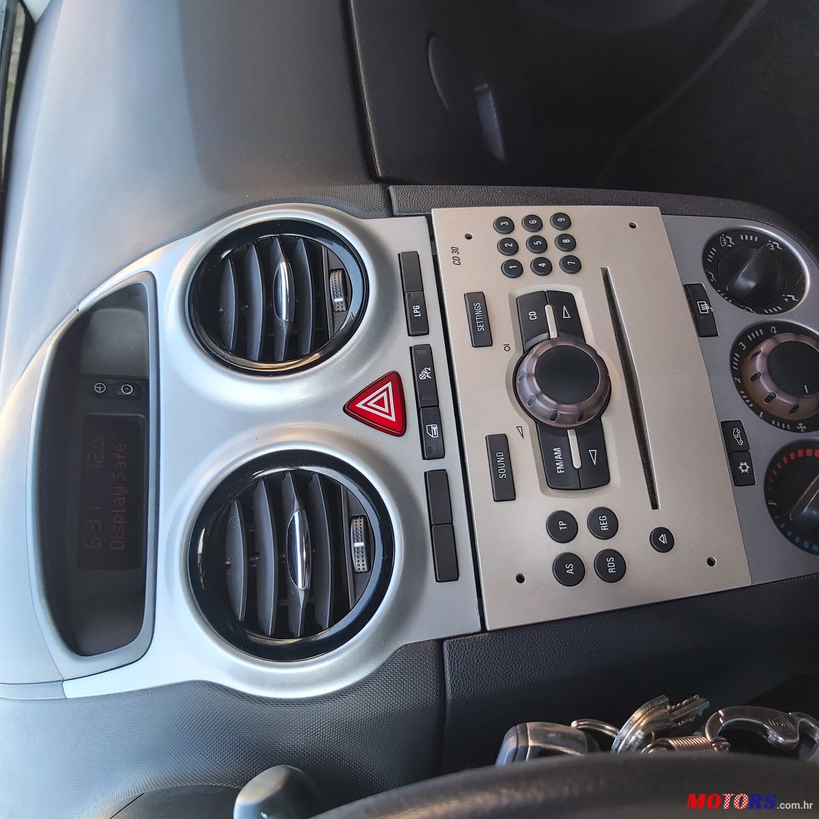 2012' Opel Corsa photo #7