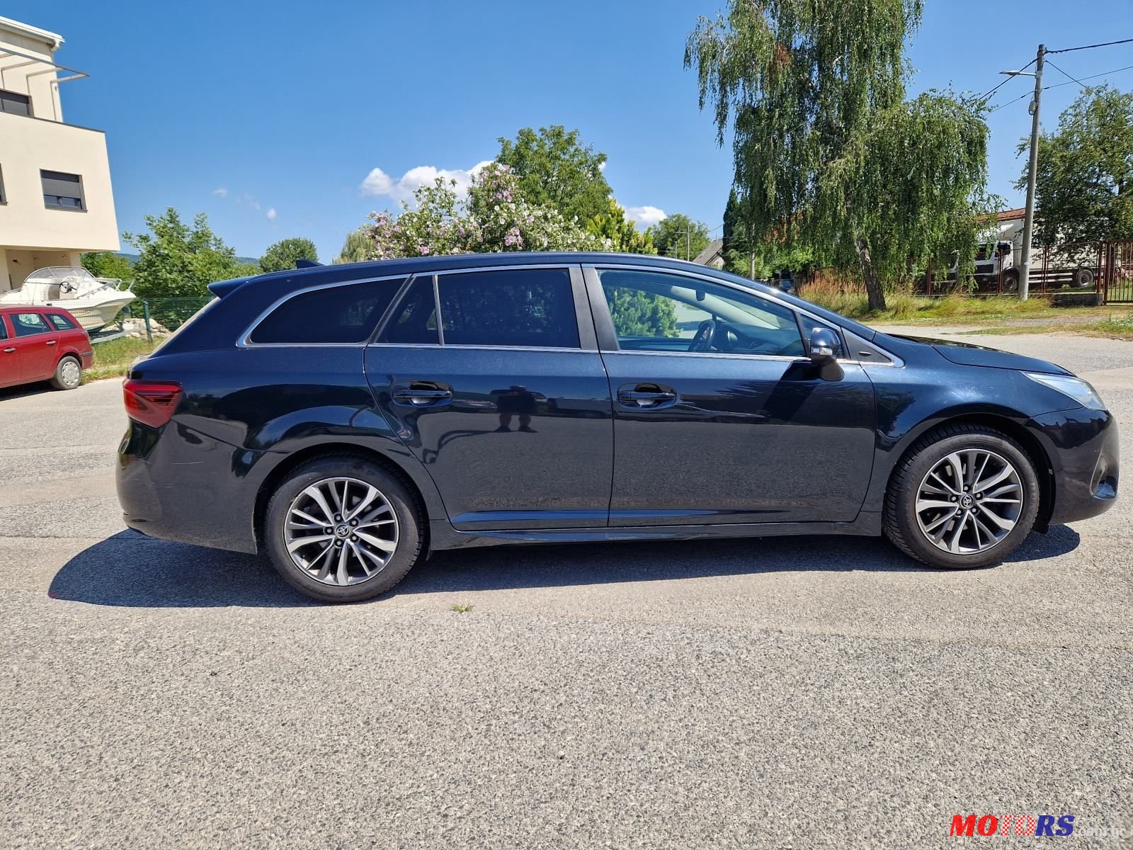 2016' Toyota Avensis Wagon photo #5