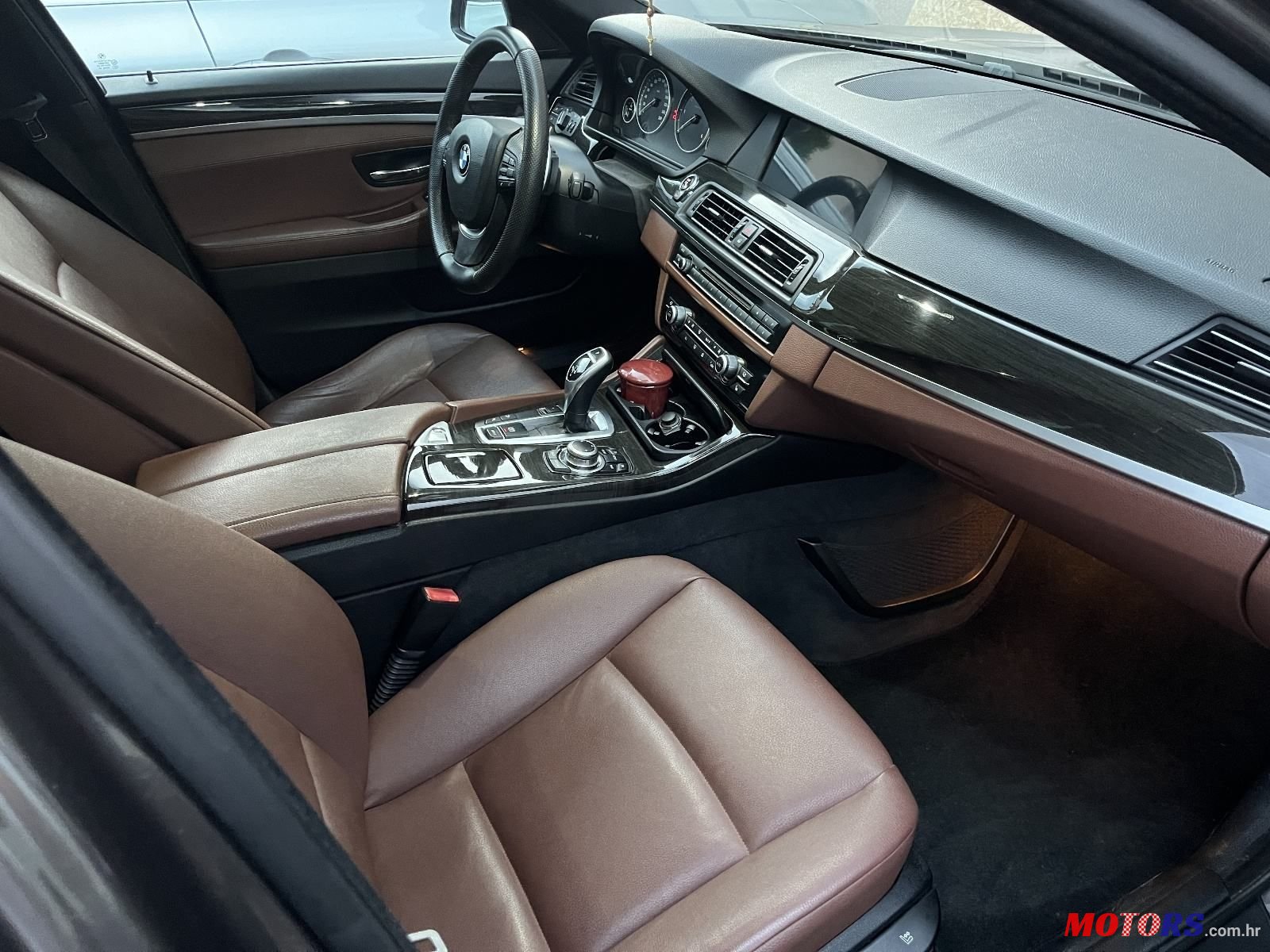 2012' BMW Serija 5 525Xd photo #5