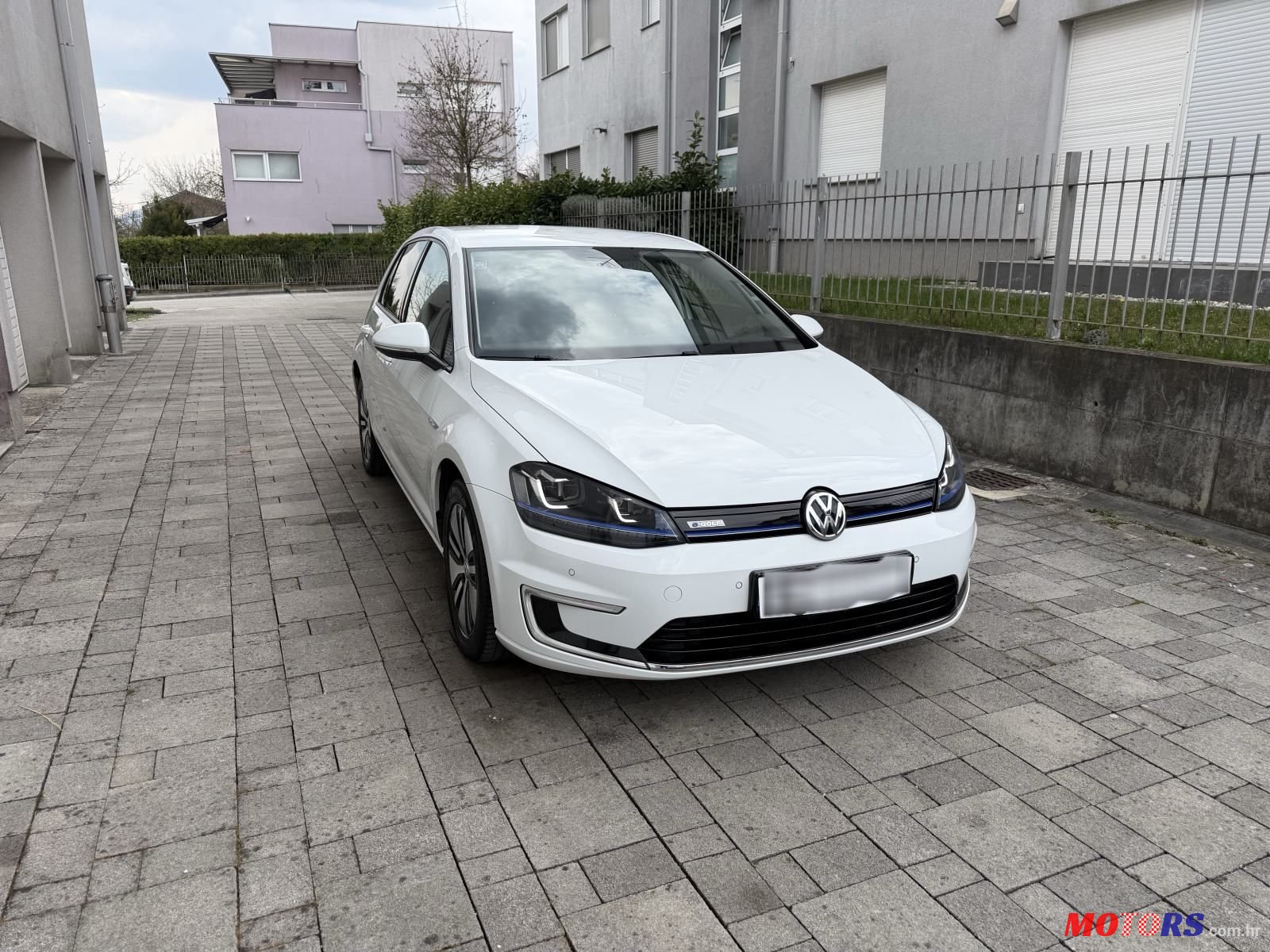 2015' Volkswagen Golf VII E-Golf photo #3
