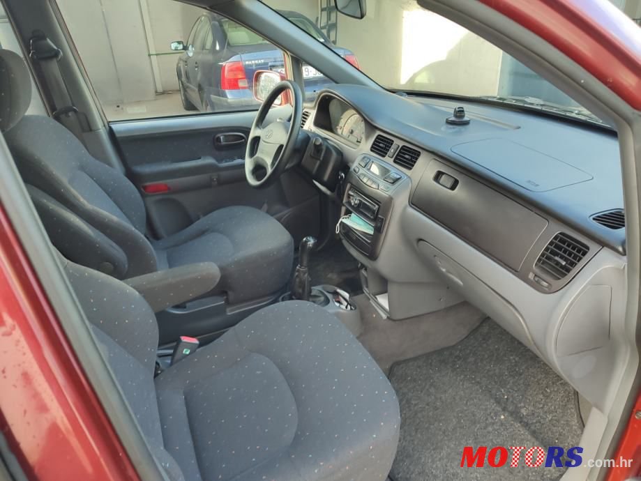 2003' Hyundai Trajet photo #3