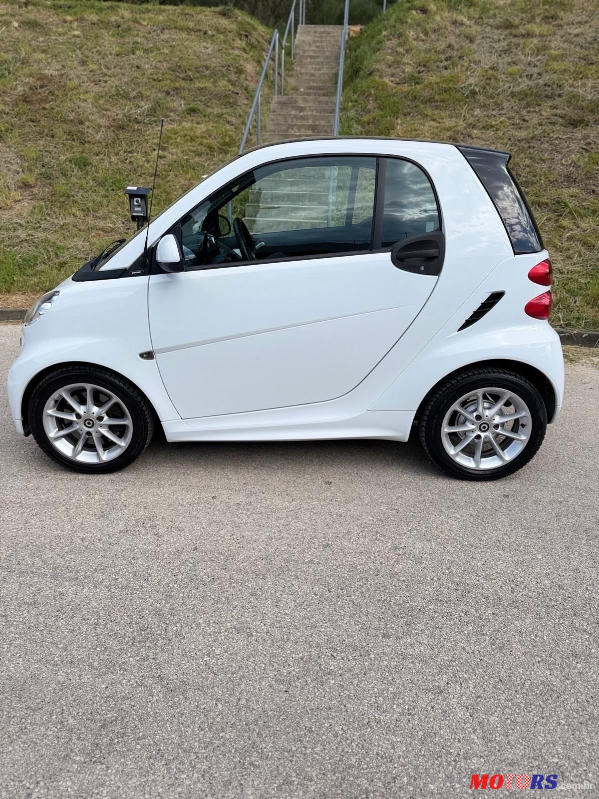 2013' Smart Fortwo Hybrid photo #3