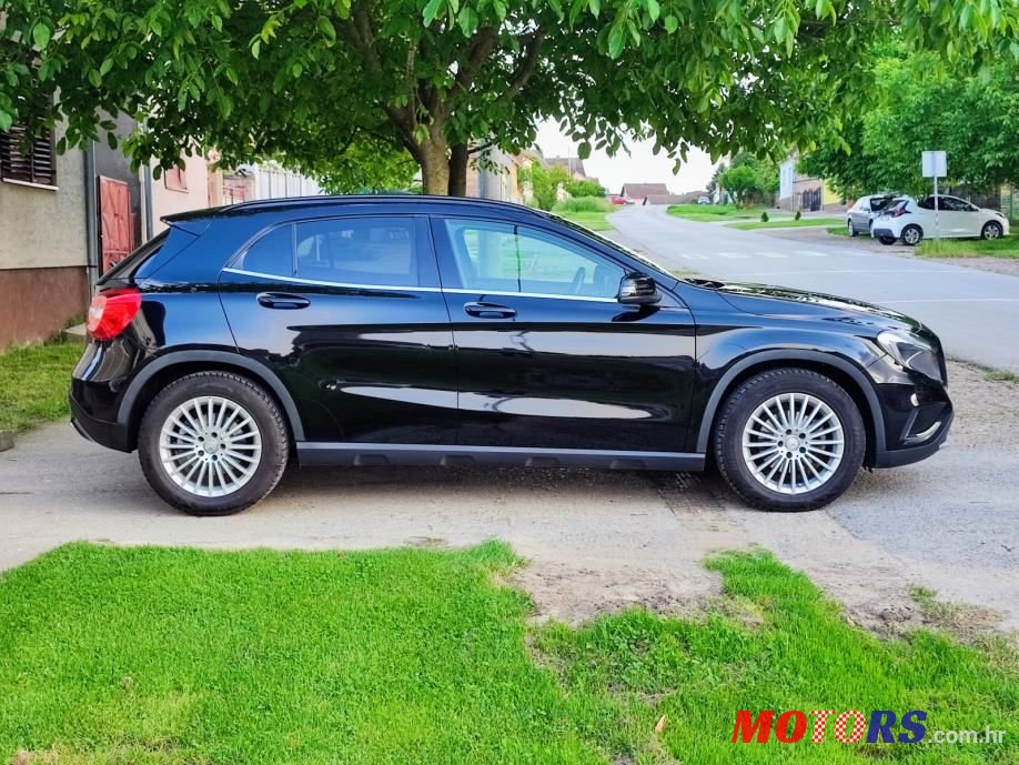 2014' Mercedes-Benz GLA 200D photo #6