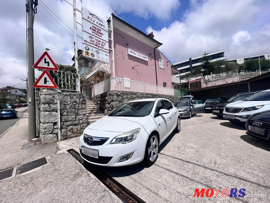 2011' Opel Astra photo #1