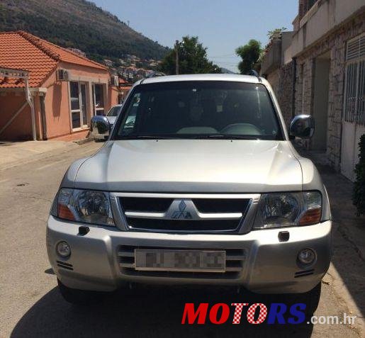 2003' Mitsubishi Pajero photo #2