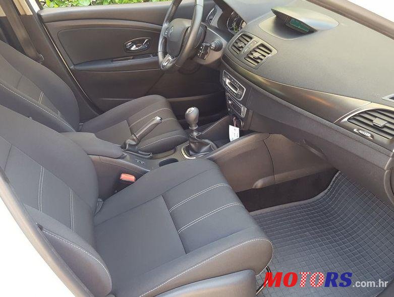 2014' Renault Megane Grandtour photo #2