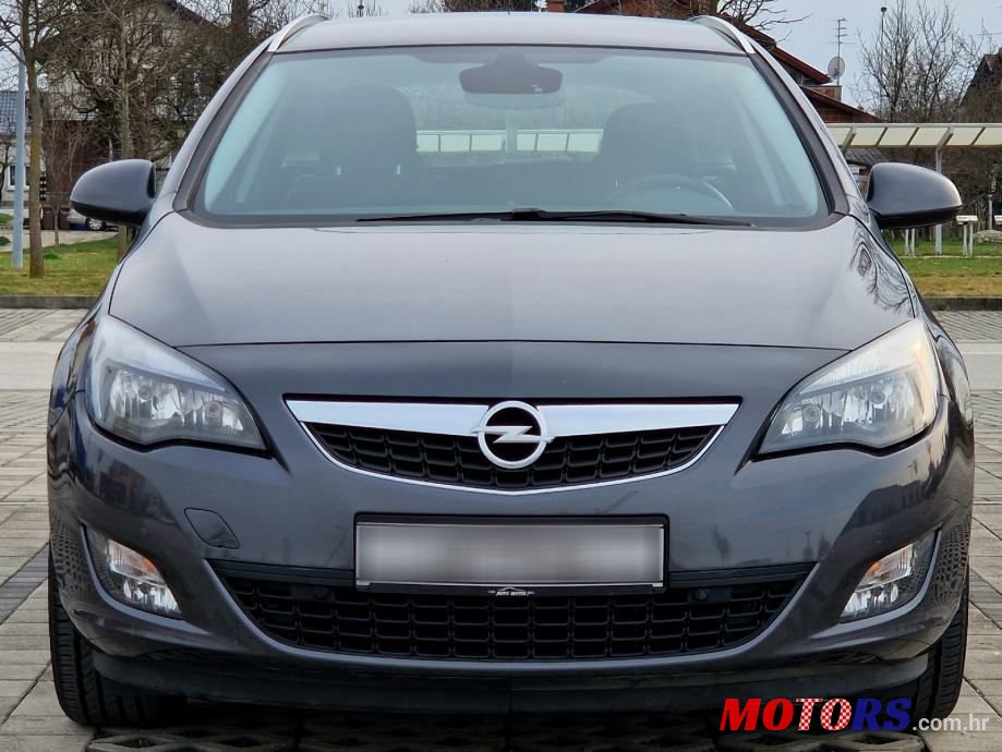 2011' Opel Astra Karavan photo #2