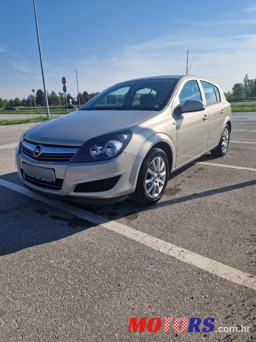 2011' Opel Astra photo #1