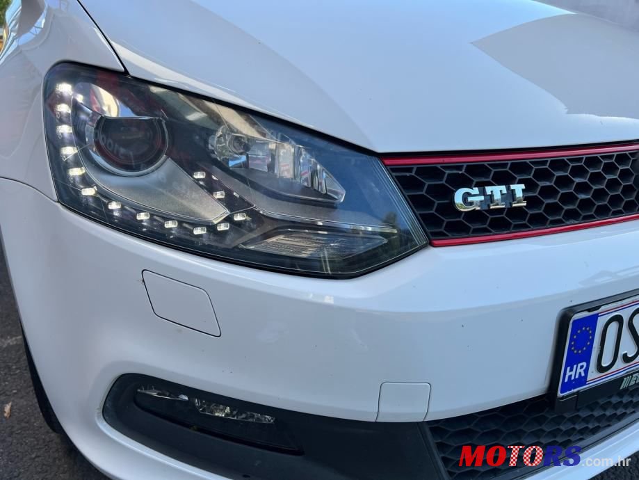 2011' Volkswagen Polo photo #5