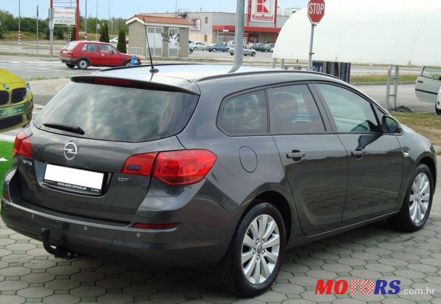 2011' Opel Astra Karavan photo #2