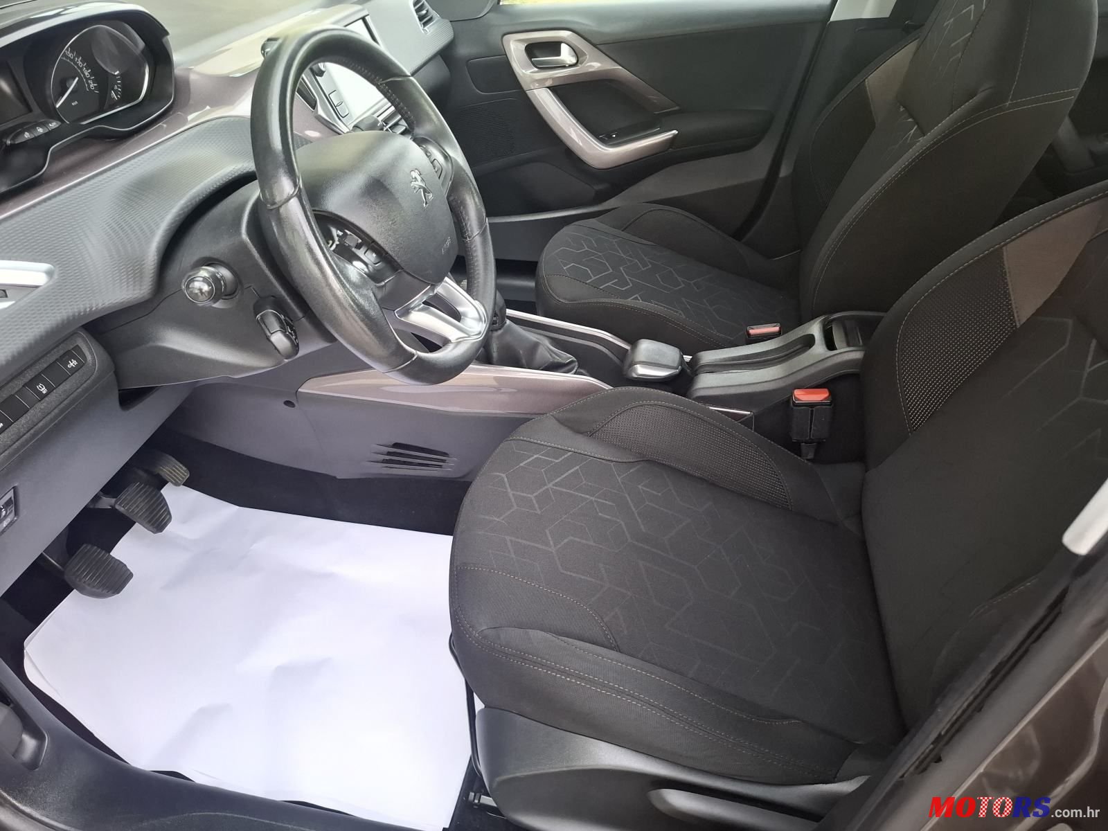 2015' Peugeot 2008 1,2 photo #5