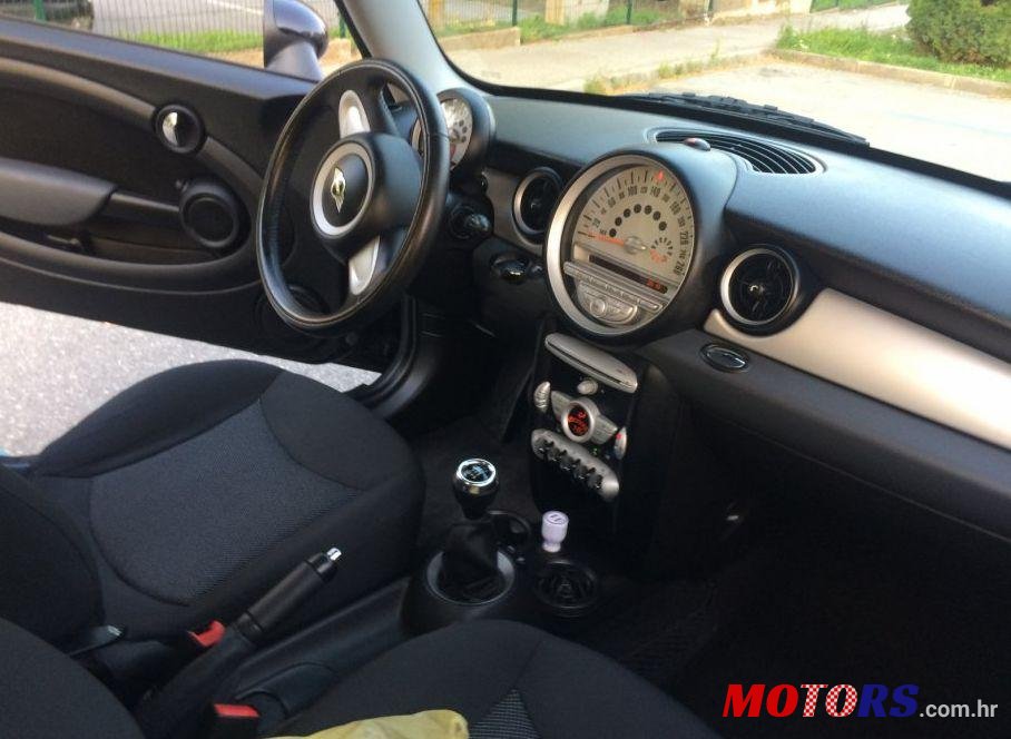 2009' MINI Cooper Cooper photo #2