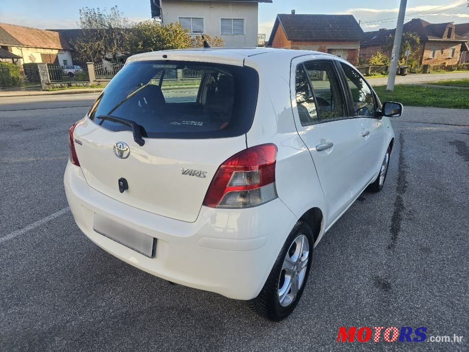 2011' Toyota Yaris 1.33 photo #3