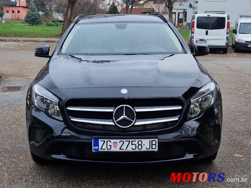 2015' Mercedes-Benz GLA 180 Cdi photo #2