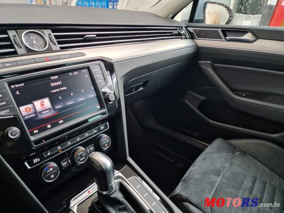 2015' Volkswagen Passat Variant photo #4