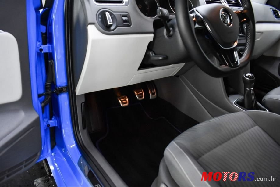 2014' Volkswagen Polo photo #6