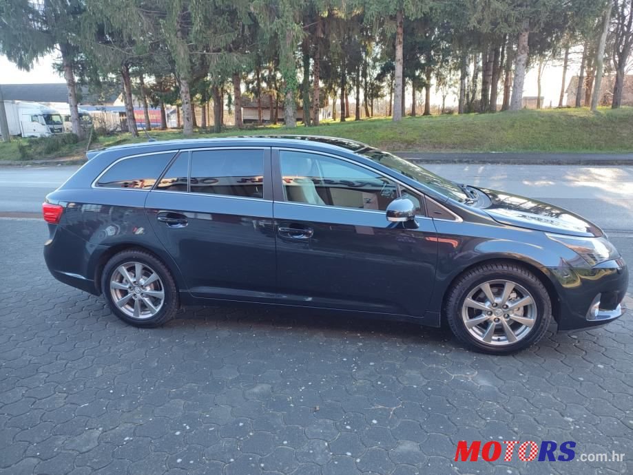 2012' Toyota Avensis Wagon photo #5